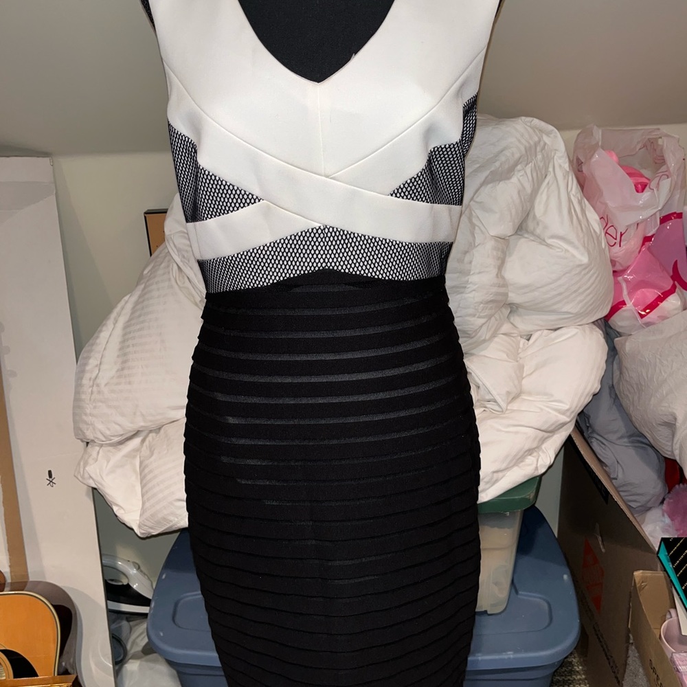 JAX pintuck sheath dress white and black dress like new size 8
